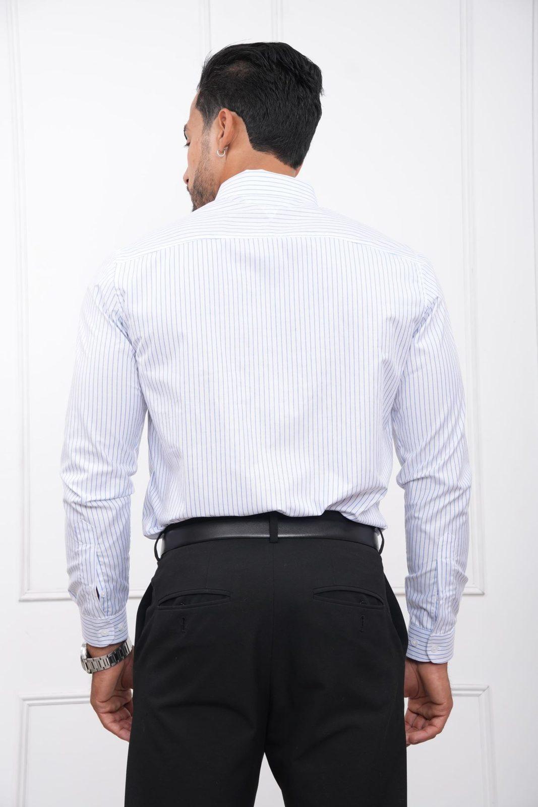 Camisa de rayas finas puesta