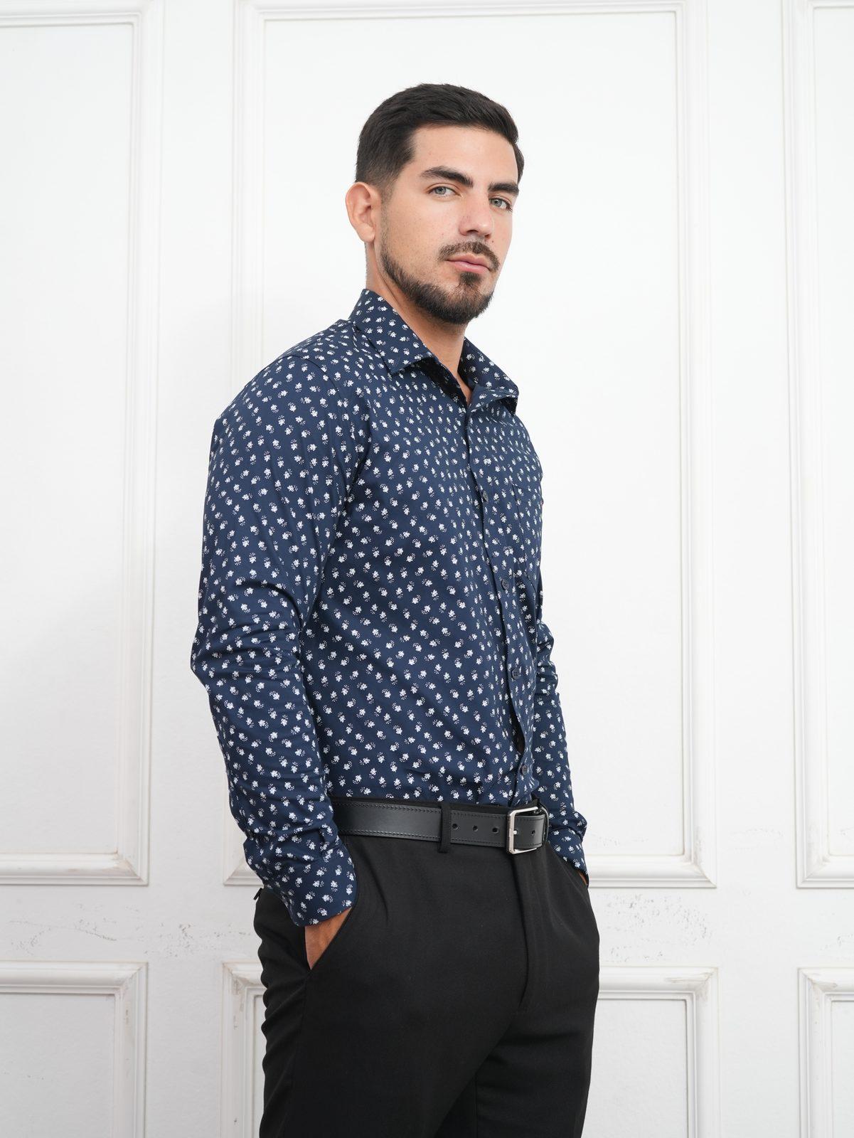 Camisa microfloreada azul puesta