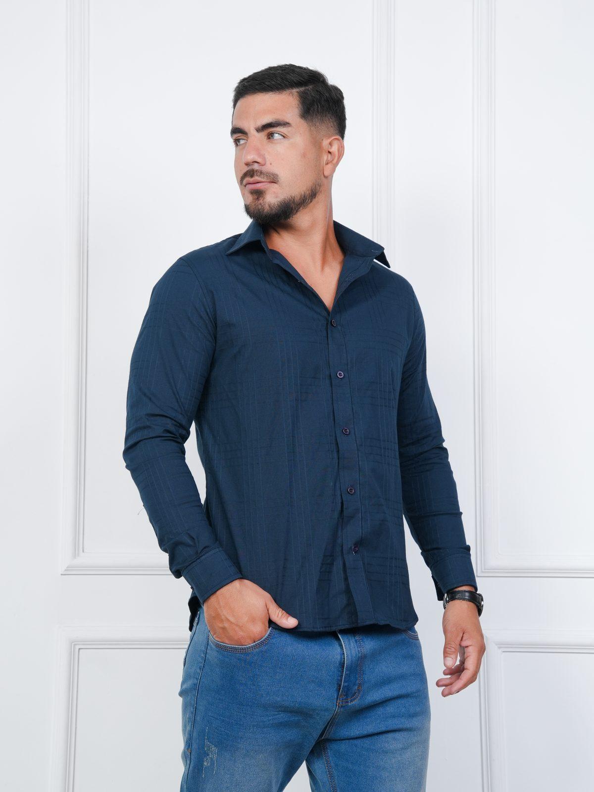 Camisa de rayas tonales azul puesta