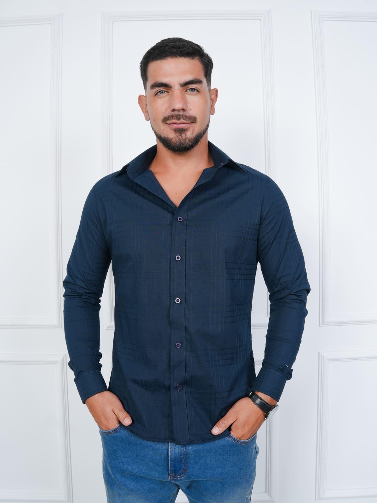 Camisa de rayas tonales · cuello camisero · manga larga · Azul marino