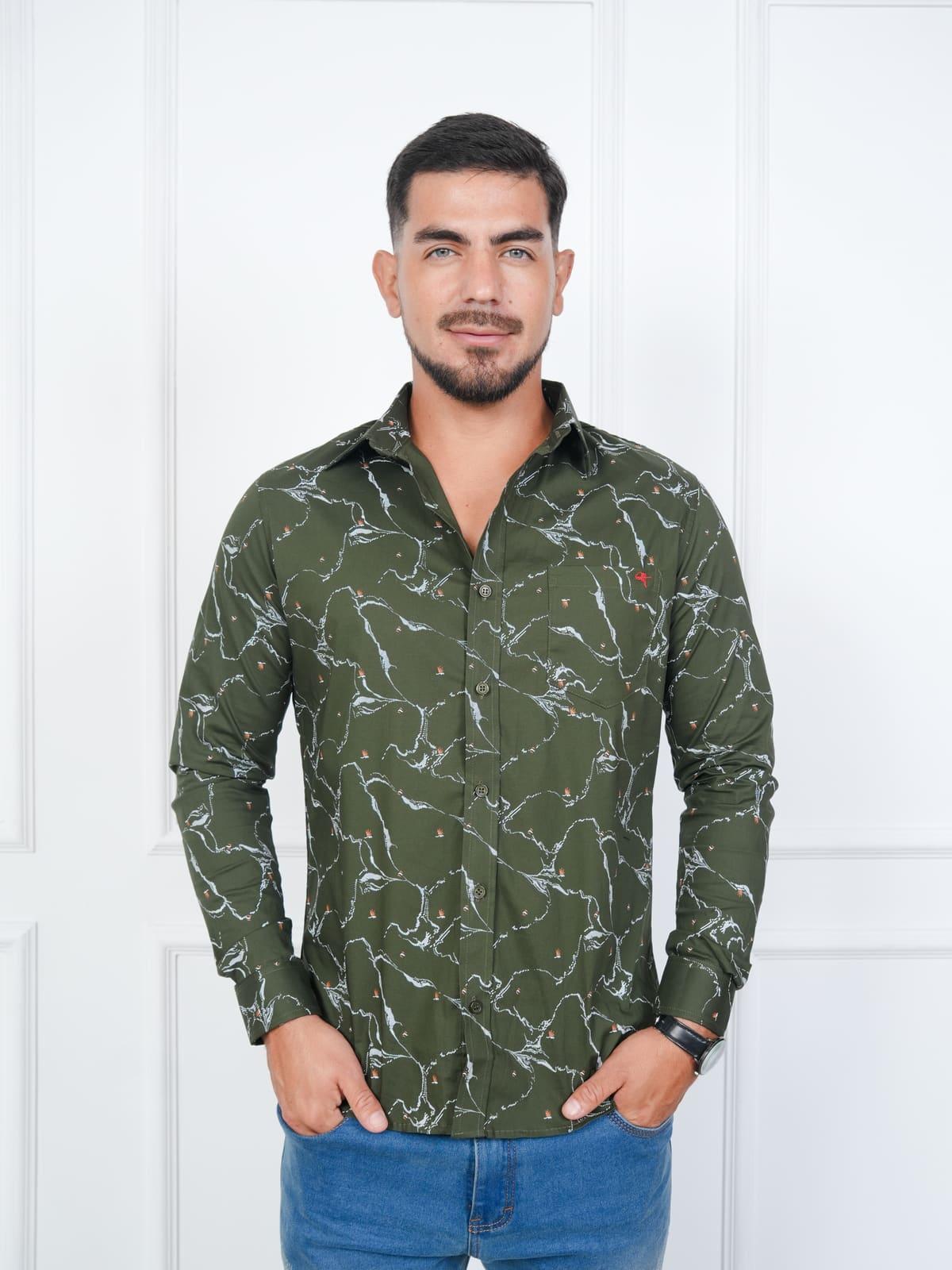 Camisa abstracta color Verde militar · foto 2