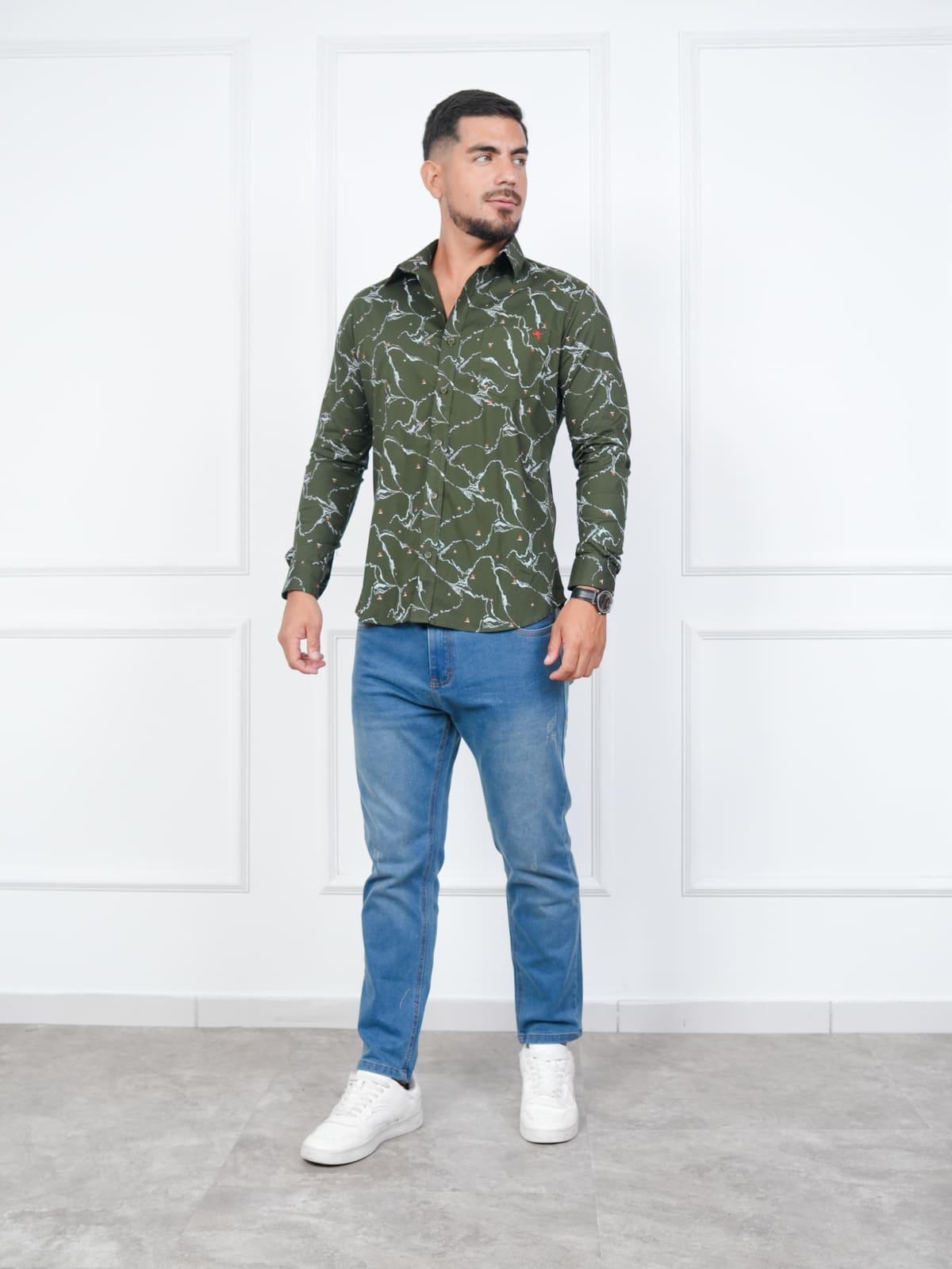 Camisa abstracta color Verde militar · foto 4